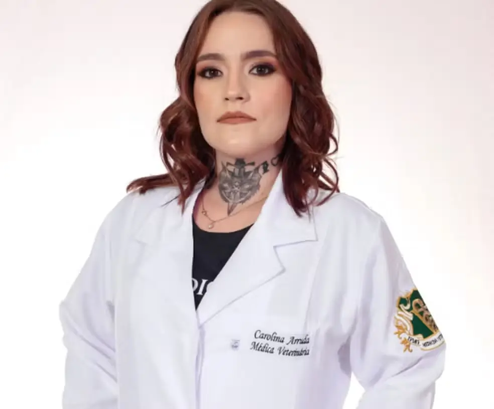 Na Imagem, Carolina, uma mulher ruiva, branca, usando um jaleco de medicina veterinária. Texto: Eutanásia: o que é?