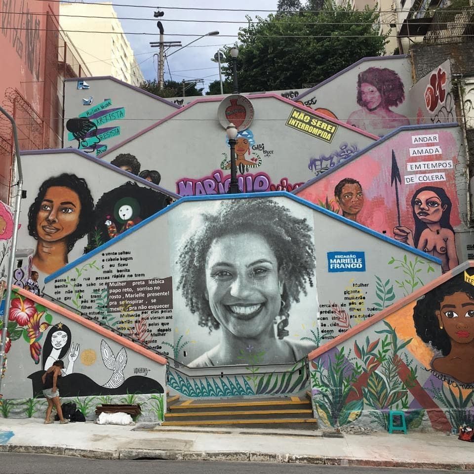 Escadaria e memorial em homenagem a Marielle Franco, na região de Pinheiros, em São Paulo (2019). A imagem foi reproduzida do arquivo pessoal e com autorização da autora, AFolego, no Instagram.