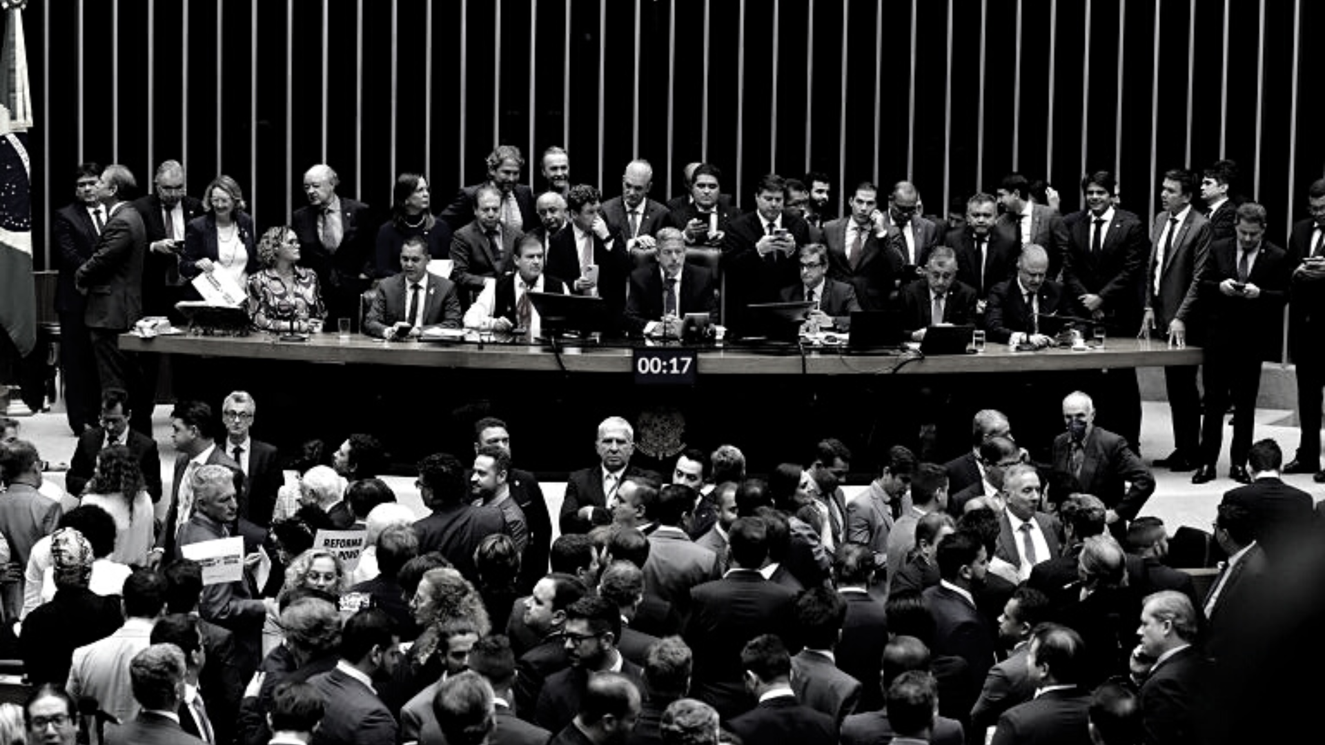 Imagem em preto e branco de votação da reforma tributária na Câmara dos Deputados.