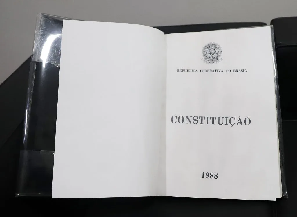 Livro da Constituição Federal aberto