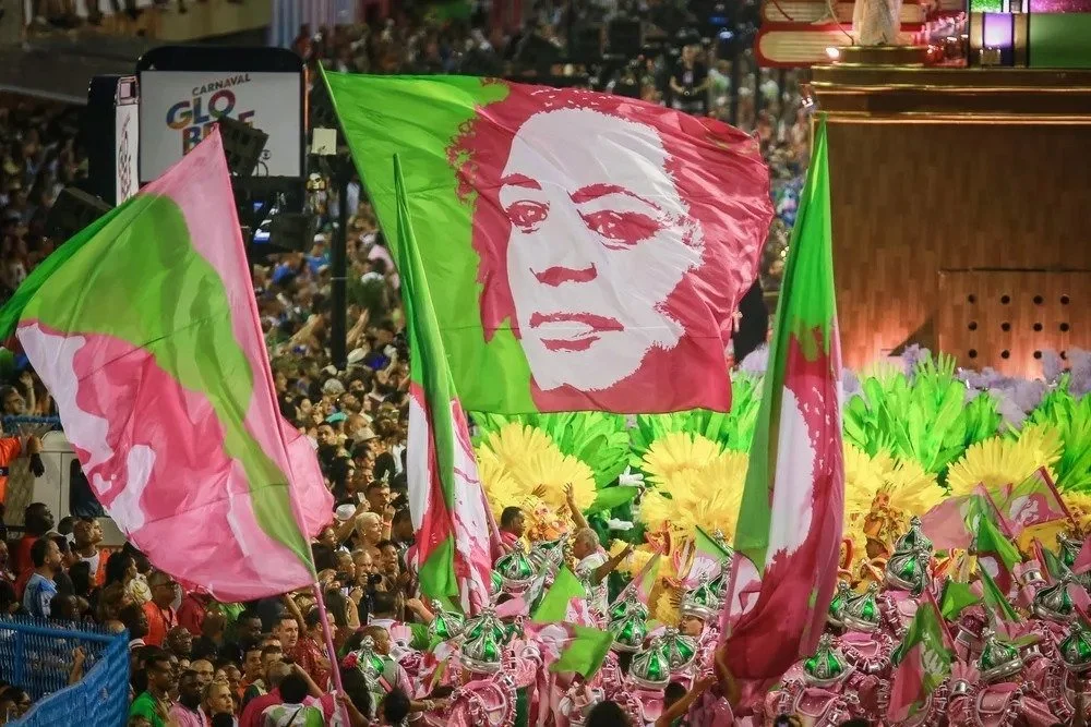 Desfile da Mangueira de 2019 Bandeira da escola Estação Primeira de Mangueira com rosto de Marielle Franco
