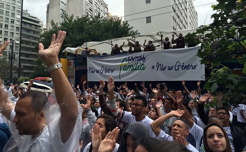 Manifestação contra a "ideologia de gênero" nas escolas Imagem de manifestação de rua contra "ideologia de gênero", carro de som com faixa escrito "#nãoaogênero somos família"