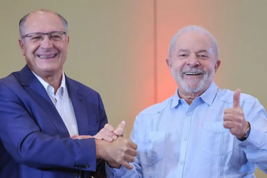 O ex-governador Geraldo Alckmin (PSB) e o ex-presidente Lula anunciam intenção de formarem uma chapa. Imagem: Ricardo Stuckert/Divulgação.
