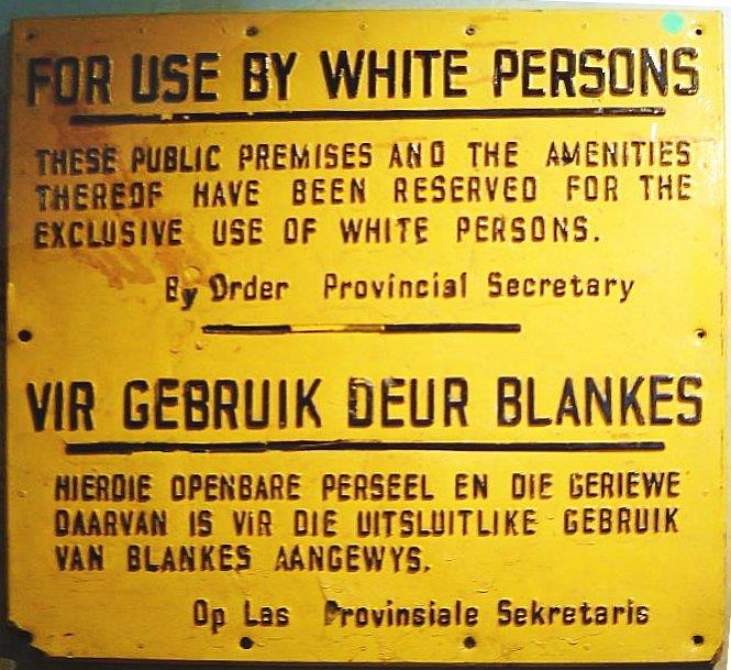 foto de placa que dizia que o local era apenas para pessoas brancas. Placas que delimitavam o trânsito livre de pessoas eram um símbolo do apartheid.