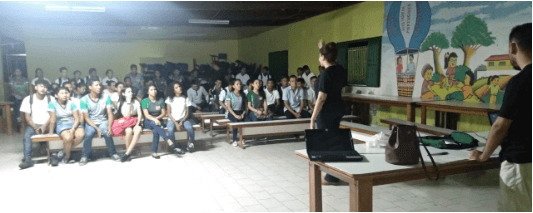 Bruna falando durante a atividade com a turma da escola da comunidade de Cavianas (AM).