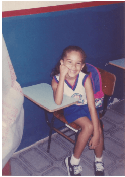 Bruna, quando criança, na escola.