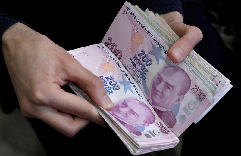 Na imagem, pessoa segurando notas de Lira - a moeda da Turquia.
