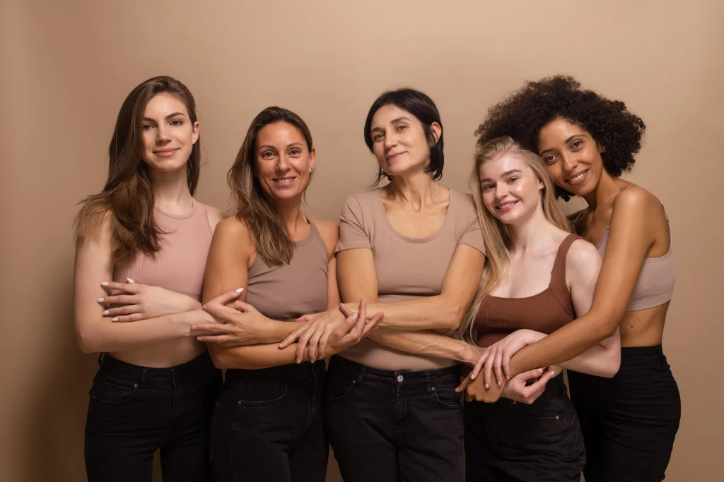 Uma foto com cinco mulheres de diferentes etnias representando a necessidade de que todas as mulheres se unam para combater a desigualdade de gênero