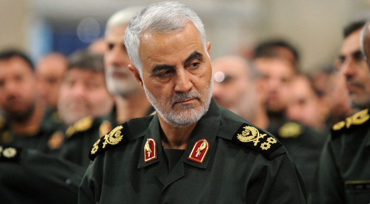 Foto do general Qasem Soleimani em referência as tensas relações entre Estados Unidos e Irã.