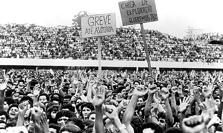 Greve 1979 – Trabalhadores em assembleia no Estádio de Vila Euclides, em São Bernardo do Campo, em março de 1979. Imagem: Memorial da Democracia.