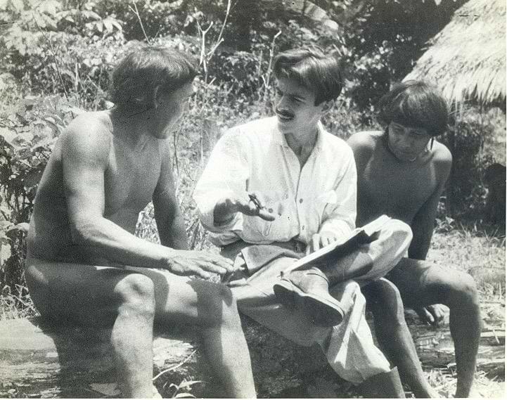 Darcy Ribeiro conversando com um indigena da etnia Urubu-Kaapor
