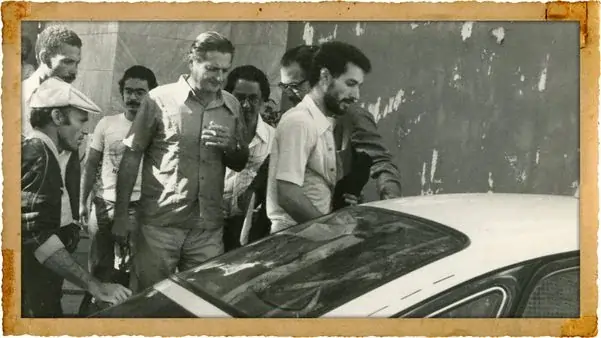 Dois dos acusados entrando em um carro.
