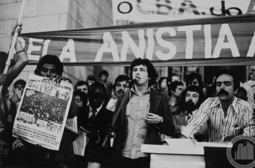 Imagem histórica de ato pela anistia política