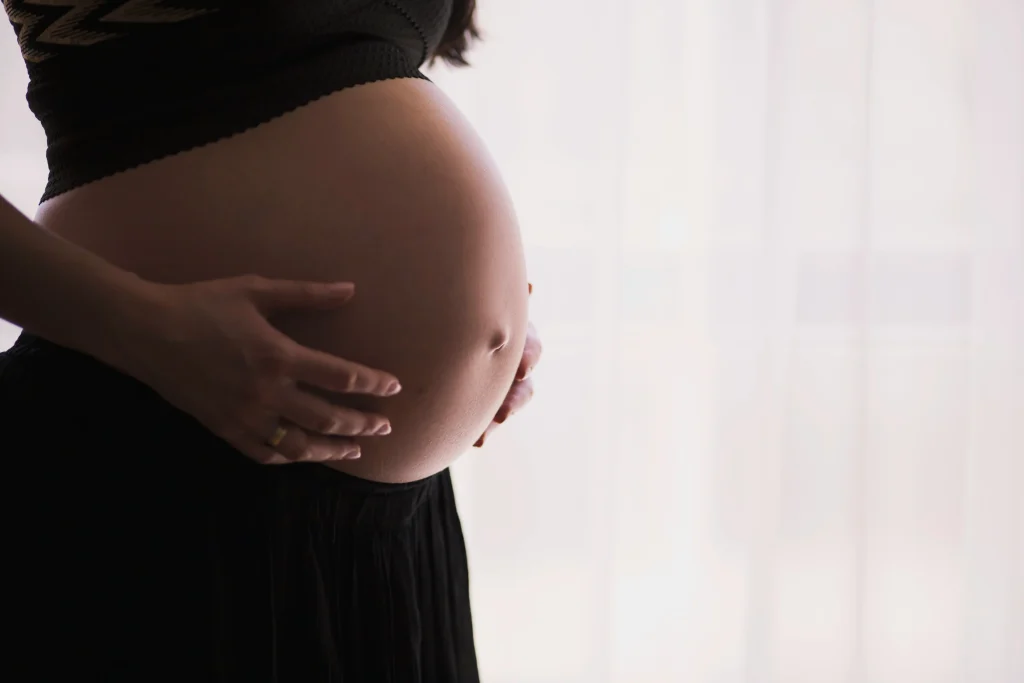 Mulher grávida. Texto sobre salário-maternidade