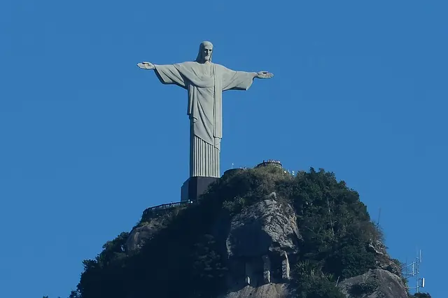 Cristo Redentor, considerado a sétima maravilha do mundo. Texto sobre cultura material e imaterial.