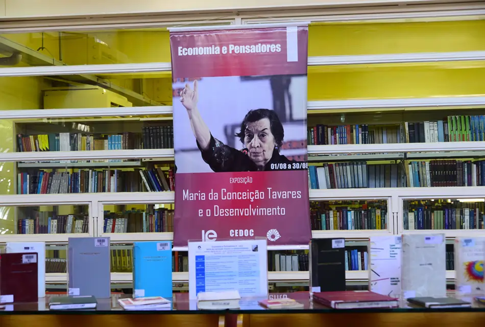 Foto de banner de exposição de Conceição Tavares na Unicamp.