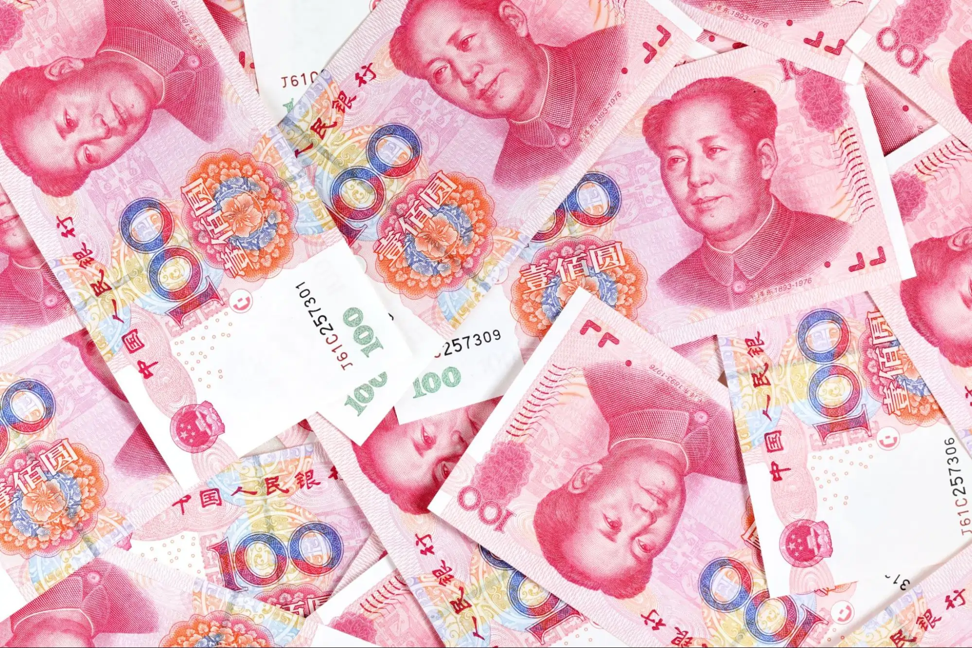 imagem de yuans, moeda chinesa. Texto:
Dólar: a moeda que molda a economia mundial.