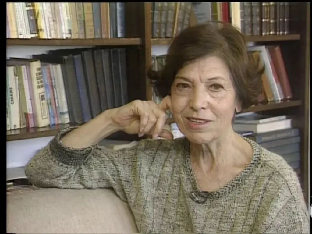 Eunice Paiva. Na foto, já mais velha, em torno de 60 anos, cabelo curto, liso e castanho. Está sentada em um sofá.