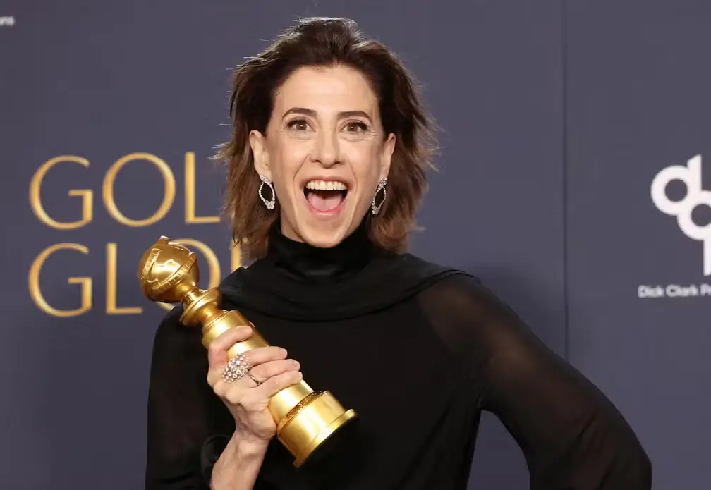 Na imagem, Fernanda Torres segurando o prêmio Globo de Ouro, prêmio recebido por sua atuação como Eunice Paiva no filme Ainda Estou Aqui.