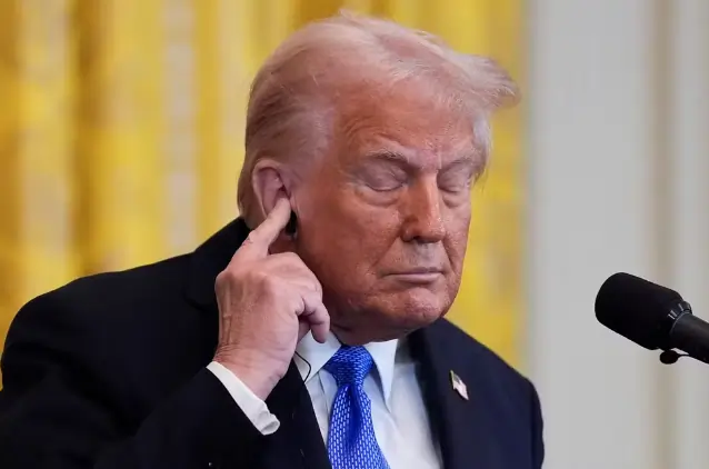 Imagem de Donald Trump em uma coletiva. Texto: Você sabe o que é multiculturalismo?