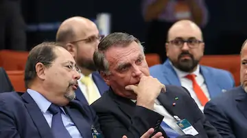 Bolsonaro conversando com seu advogado Celso Vilardi. Texto: O que é a abolição do Estado Democrático de Direito?