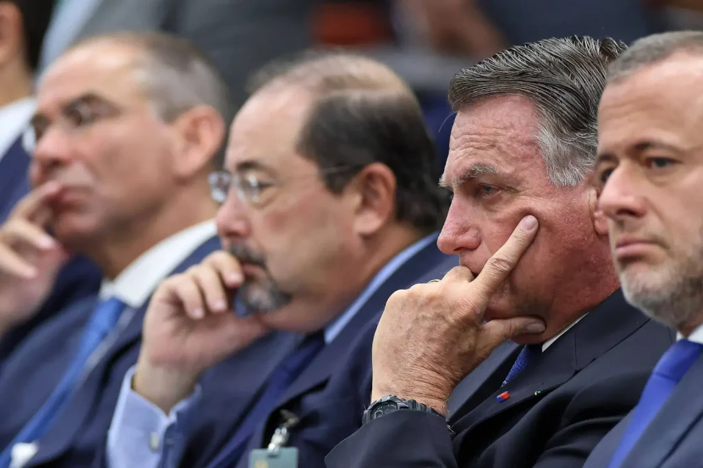 Bolsonaro em julgamento, sendo um dos crimes a organização criminosa armada.