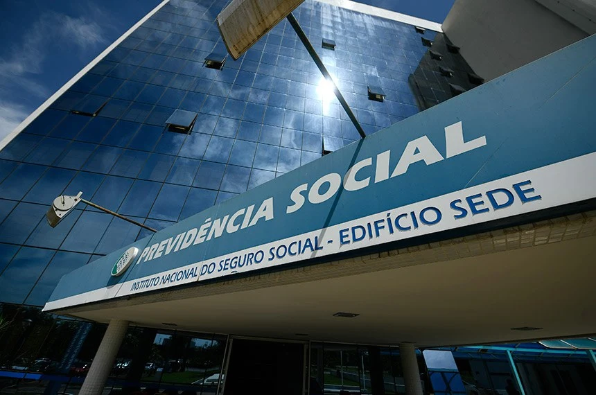 A imagem exibe o edifício-sede do INSS, instituição essencial para a aplicação prática do Direito Previdenciário, uma das áreas do Direito que garante a proteção social dos cidadãos.