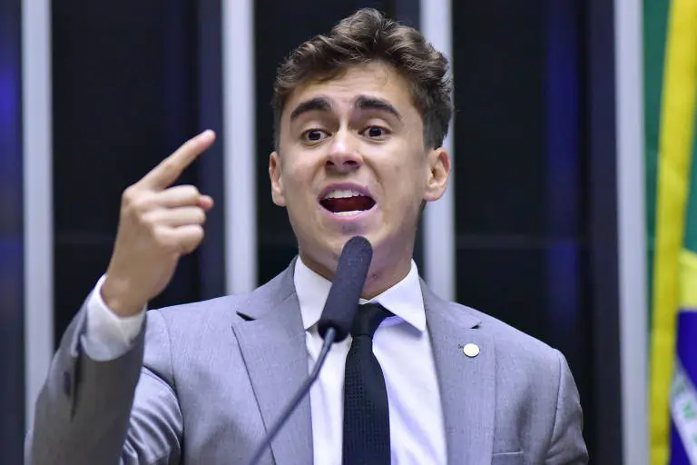 Imagem de Nikolas Ferreira discursando.