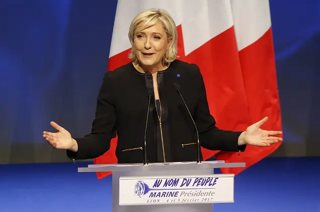 Imagem de Marine Le Pen durante debate presidencial, falando ao microfone.