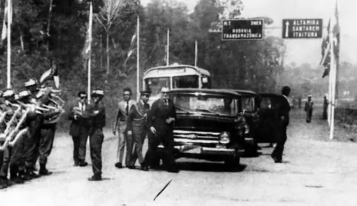 Imagem de Médici e comitiva presidencial na rodovia transmazônica.