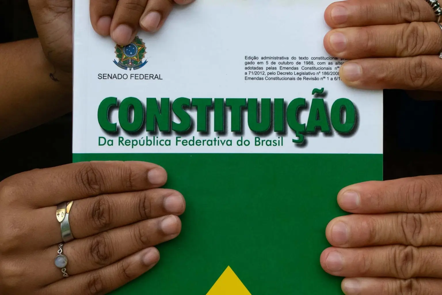 Imagem da Constituição brasileira (livro). Texto: Atos antissindicais: o que são, seus impactos e exemplo de caso