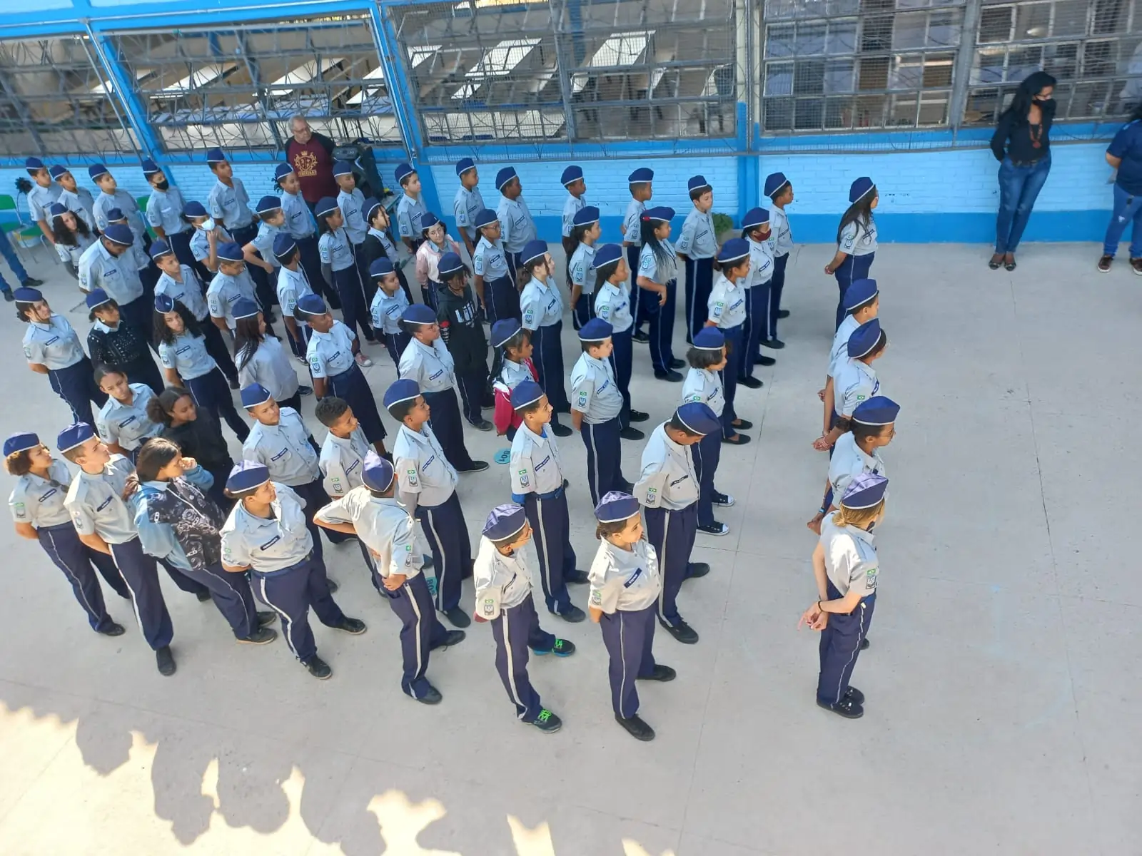 Alunos em escola cívico-militar. Texto: O que são as escolas cívico-militares?