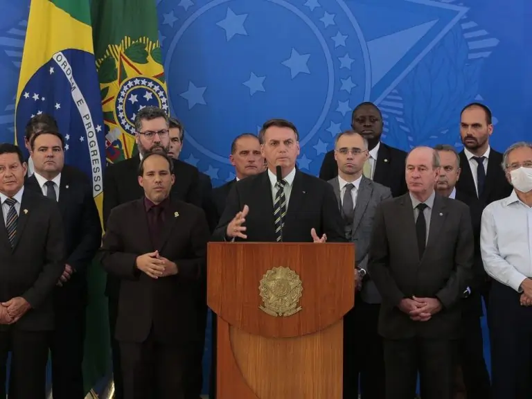 Bolsonaro e seus ministros. Texto: O que são as escolas cívico-militares?