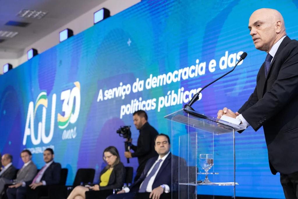 Alexandre de Moraes, ministro do STF no momento, em sessão solene pelos 30 anos da Advocacia-Geral da União (AGU).