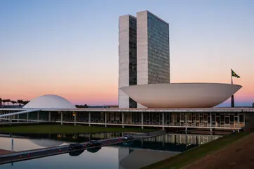 Vista do Congresso Nacional em Brasília, sede do Poder Legislativo que elabora os projetos de lei analisados e sancionados pelo presidente da República.