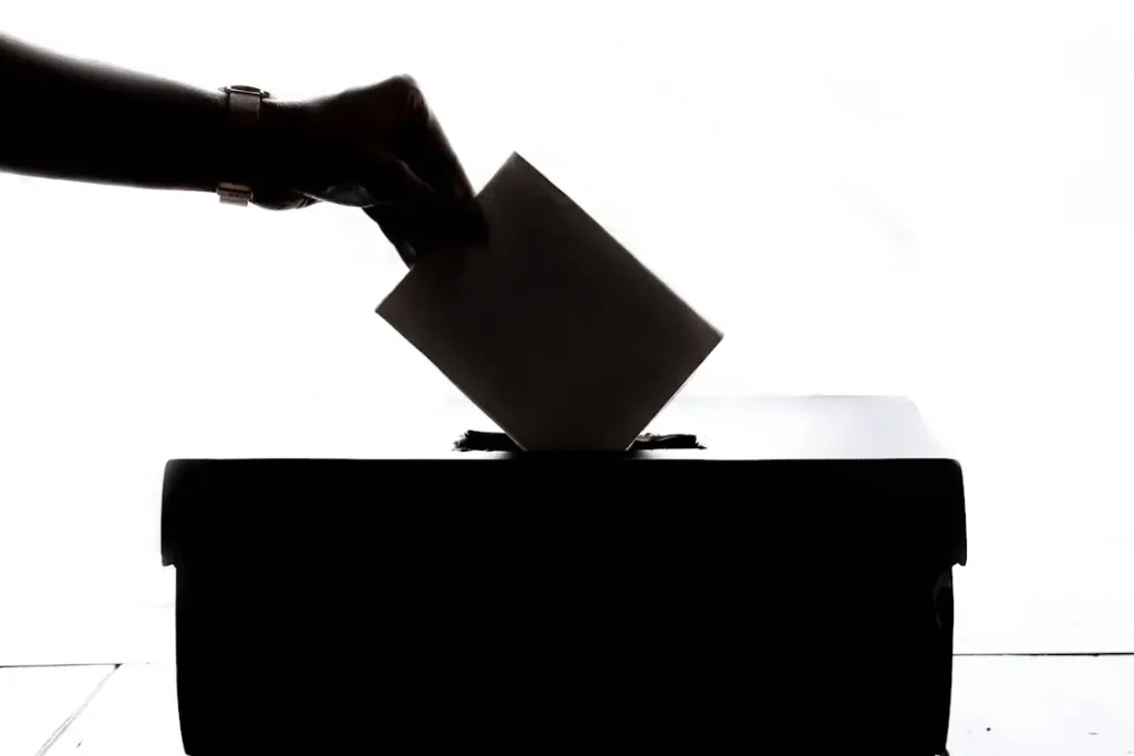 Urna eletrônica de voto impresso em preto e branco.